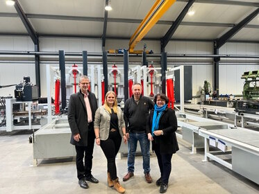 Steinfurter Wirtschaftsförderung besichtigt Produktion und Lager der Roland Terwort GmbH & Co KG im Gewerbegebiet Wilmsberg