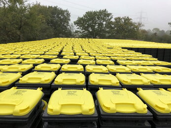Tausende Gelbe Tonnen warten auf die Verteilung in Steinfurt.