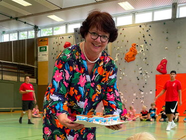 Bürgermeisterin Bögel-Hoyer verteilt Eis an die TB-Ferienkinder