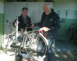 Anti-Rost-Helfer reparieren gespendete Fahrräder für Flüchtlinge