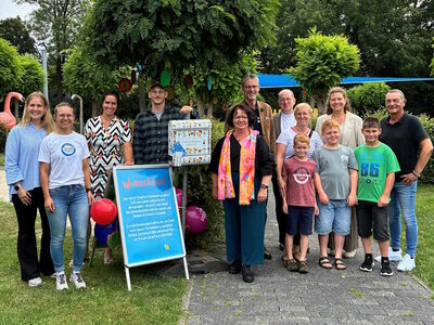 Mitglieder des Familienbündnisses präsentieren die Wunschbox-Aktion