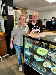 Bürgermeister Christian Franke gratuliert Melanie Kiefer-Barkholz zur Neueröffnung