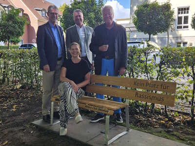 Kein Platz für Rassismus: Bank im Arnold Kock Park eingeweiht