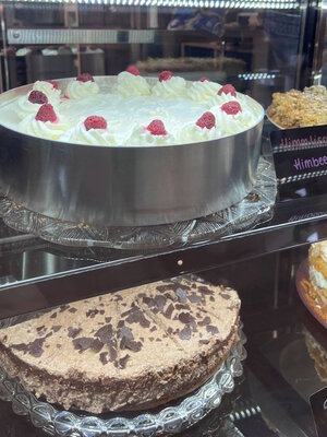 Alle Torten und Kuchen sind liebevoll selbst gebacken.